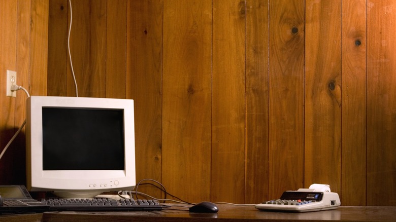 Những bức tường ốp gỗ cũ đằng sau dàn máy tính cũ kỹ