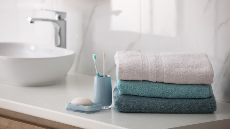 kệ phòng tắm có giá đựng bàn chải đánh răng