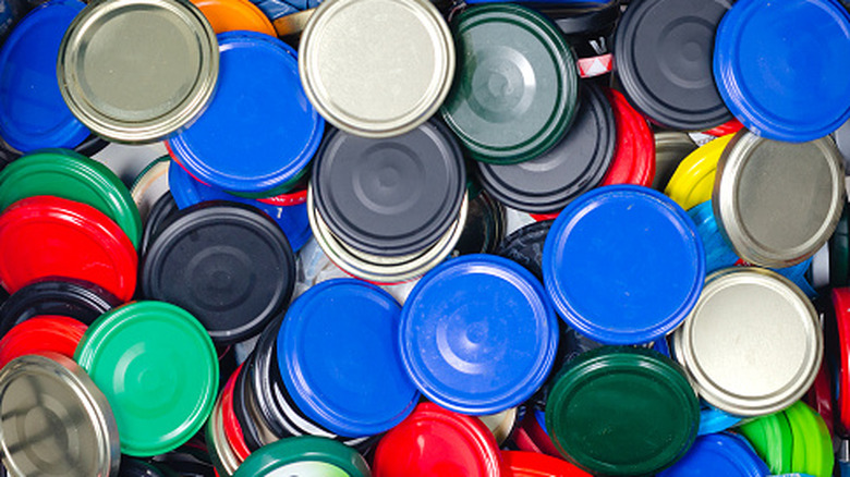 bộ sưu tập nắp lọ nhiều màu sắc khác nhau