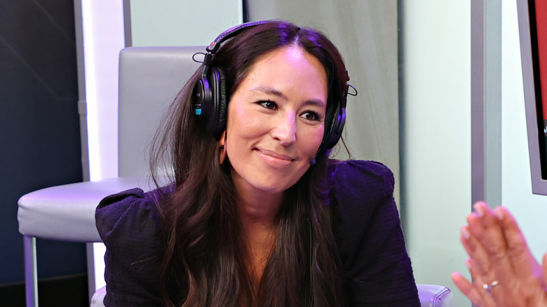 Joanna Gaines đang ngồi phỏng vấn và đeo tai nghe