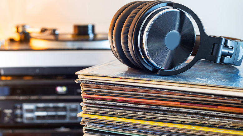 Một chồng album thu âm có tai nghe bên trên