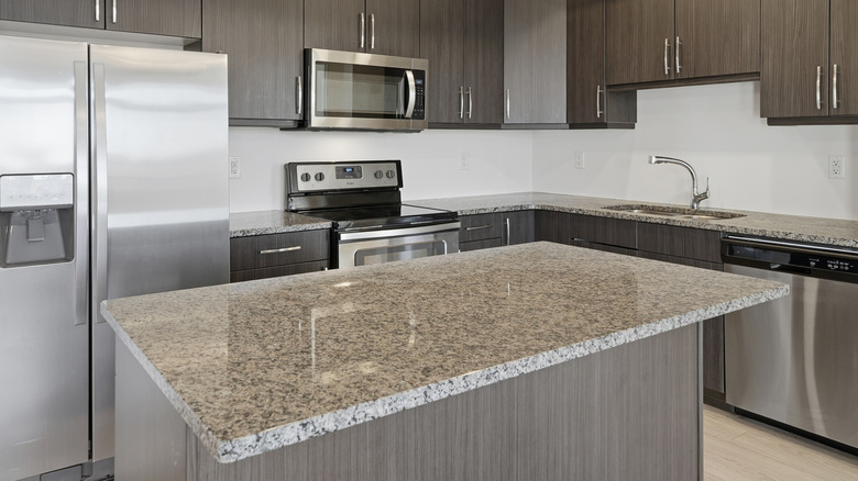 Mặt bàn đá granite màu xám trong nhà bếp