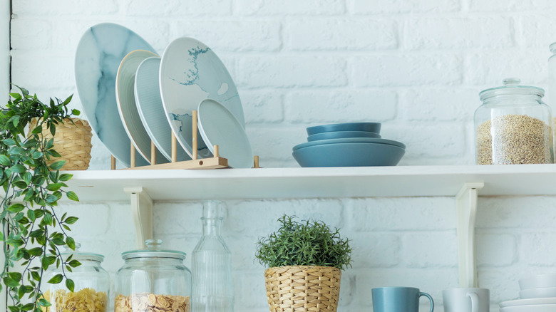 Kệ bếp có đĩa và lọ
