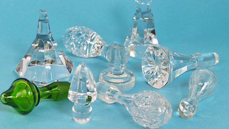 Nút chai thủy tinh trên bề mặt màu xanh