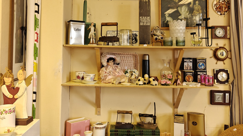 Đồ trang trí cổ điển trên kệ trong một cửa hàng tiết kiệm