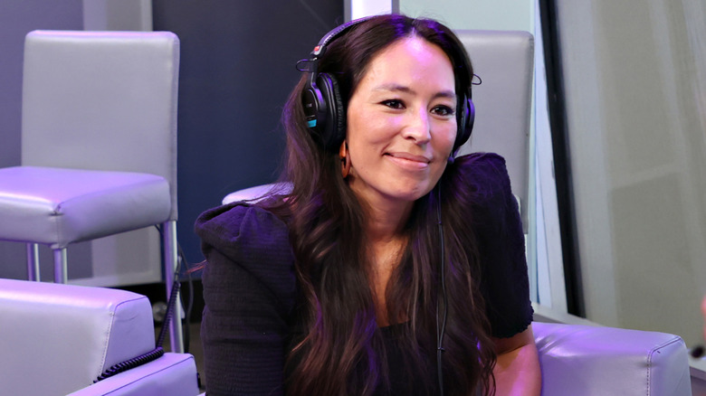Joanna Gaines trong một studio