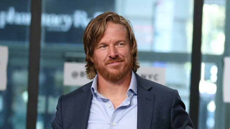 Chip Gaines mỉm cười nhẹ trong cuộc phỏng vấn.