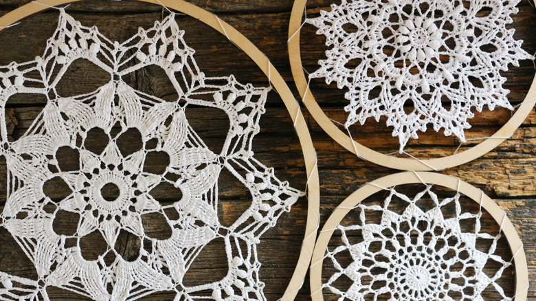 móc khăn lau tay trên khung gỗ