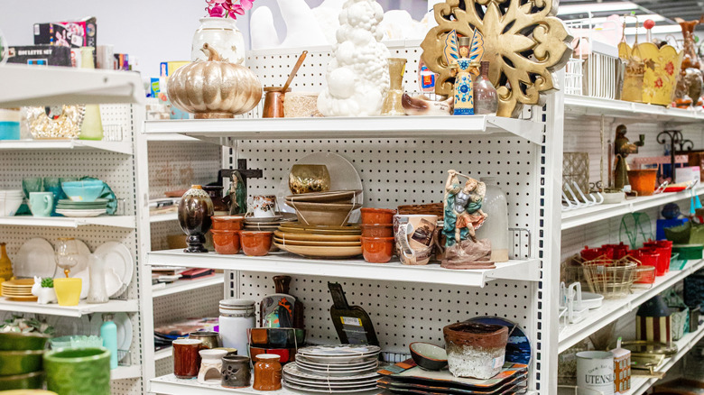 Cửa hàng tiết kiệm có đầy đủ các vật dụng nhà bếp và tượng nhỏ