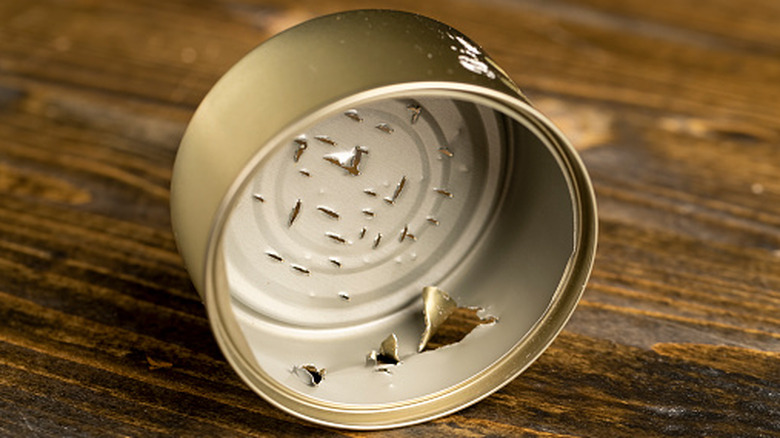 Một hộp cá ngừ rỗng trên bàn