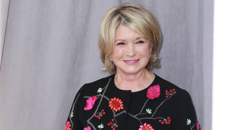 Martha Stewart mặc váy hoa đen và mỉm cười