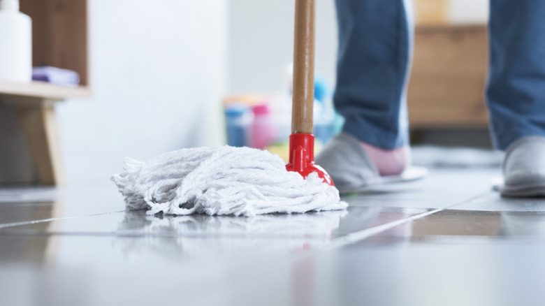 Người lau sàn bằng cây lau nhà kiểu cũ