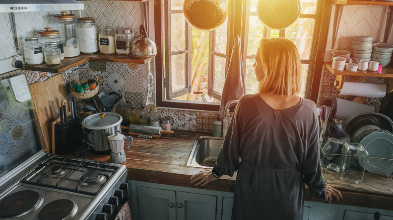 Căn bếp nhỏ với tủ đựng bừa bộn