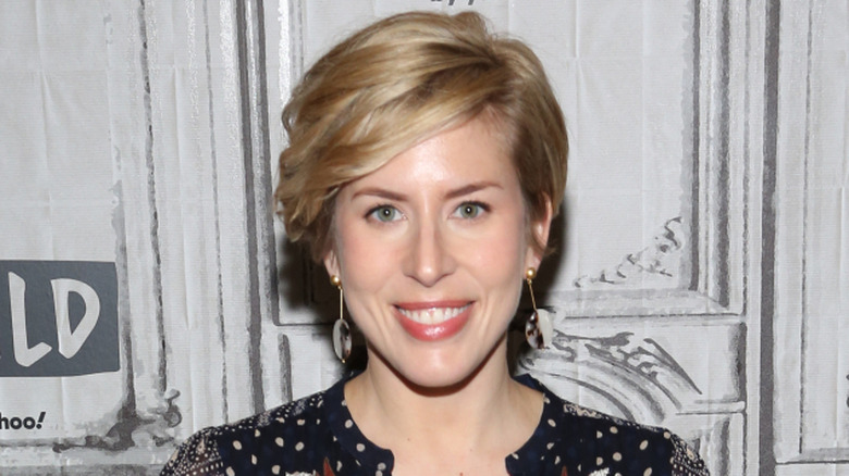 Erin Napier mỉm cười tại thảm đỏ sự kiện