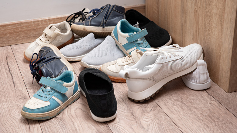 Một đống giày đủ loại trên sàn gỗ