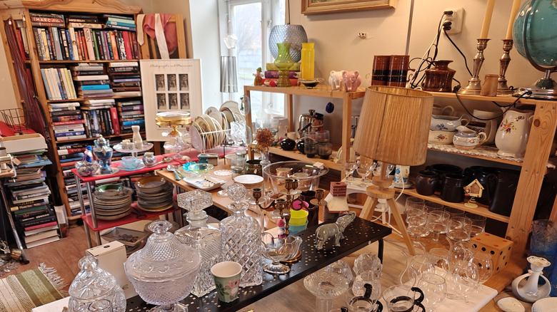 Một cửa hàng tiết kiệm có đầy đủ đồ nội thất và đồ trang trí