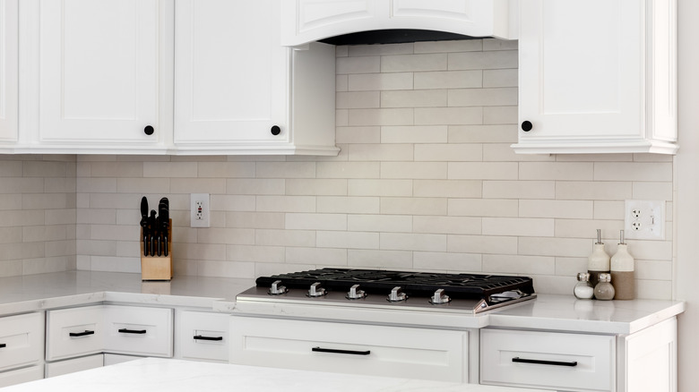 nhà bếp với gạch lát nền tàu điện ngầm