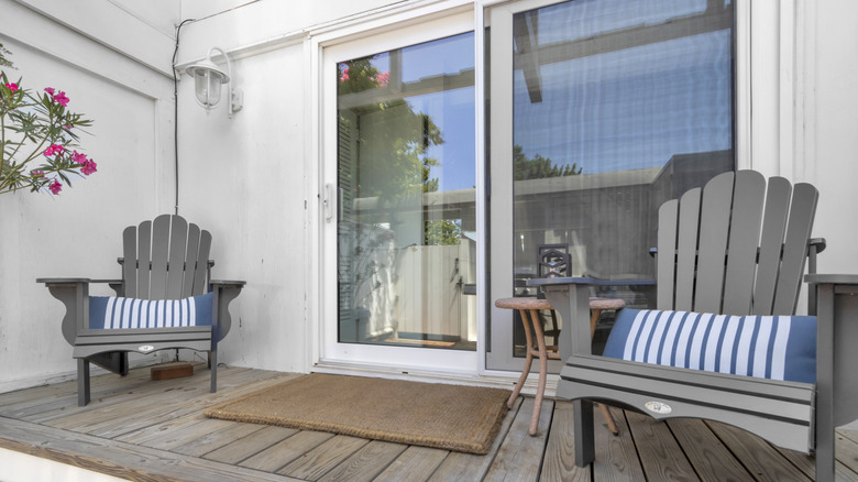 Cửa kính ngoài hiên có charis