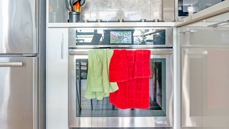 Khăn bếp treo trên tay nắm cửa lò