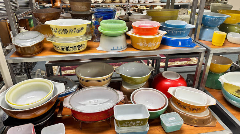 Bộ sưu tập Pyrex cổ điển tại một cửa hàng tiết kiệm