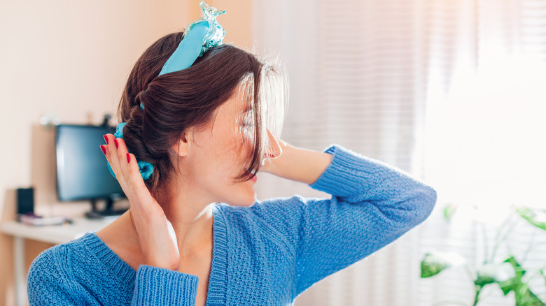 Một người phụ nữ đeo một chiếc băng đô màu xanh