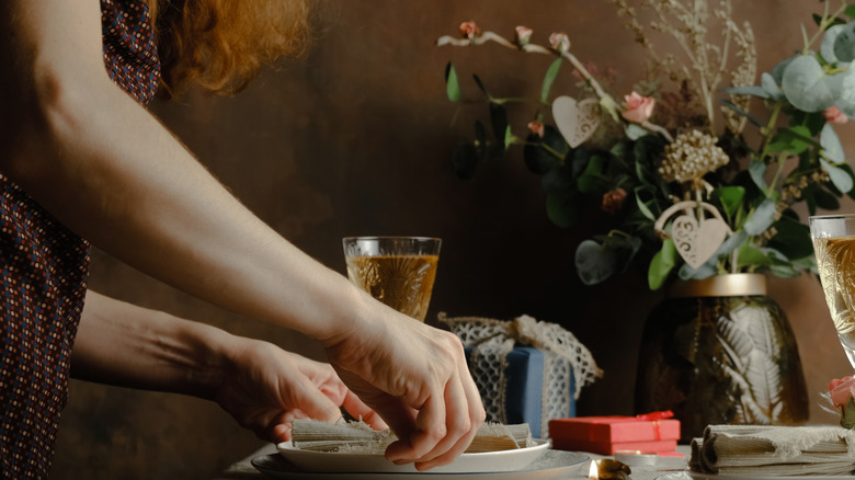 Một người phụ nữ đang chuẩn bị bàn ăn tối của mình