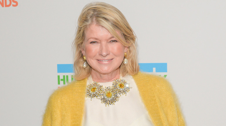 Martha Stewart mỉm cười khi mặc chiếc áo len màu vàng sáng và chiếc vòng cổ phù hợp