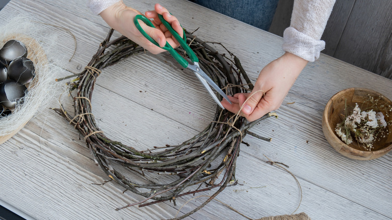 Có người đang làm một vòng hoa