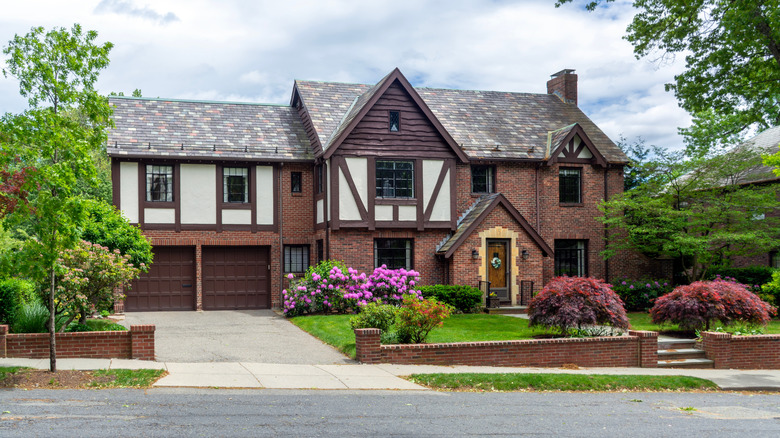 Ngôi nhà theo phong cách Tudor bằng gạch