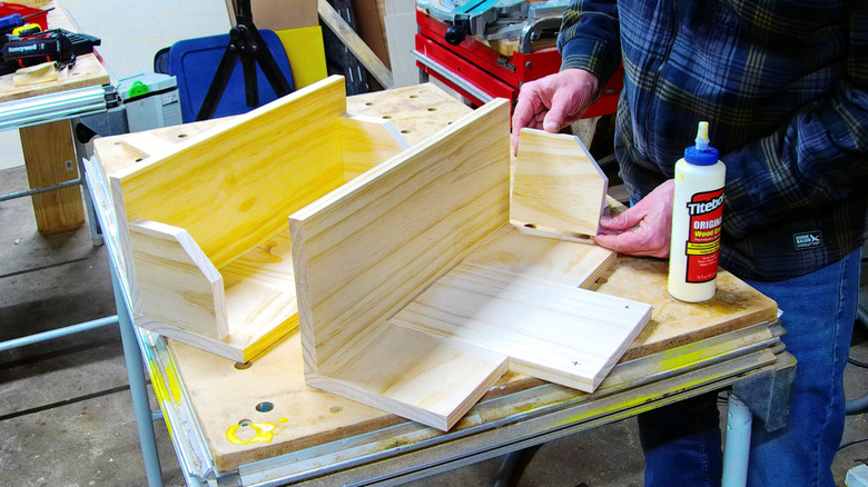 Dán các đầu kệ vào vị trí trên giá sách