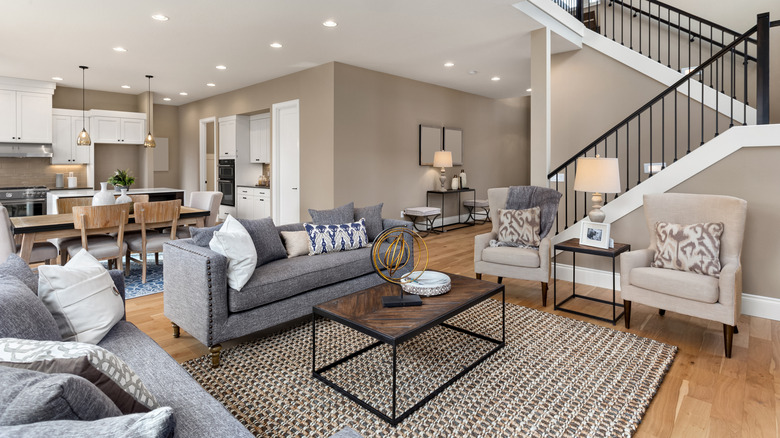 Ý tưởng bố trí mở với sơn màu nâu trên tất cả các bức tường.