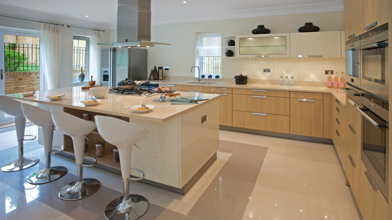 Nhà bếp có sàn lát gạch lớn