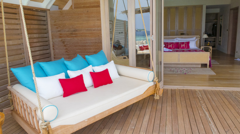 Giường đu trên hiên nhà của ngôi nhà hiện đại