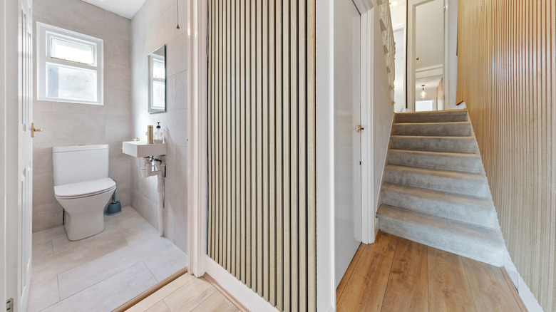 Ba loại sàn khác nhau trong nhà vệ sinh, hành lang và cầu thang