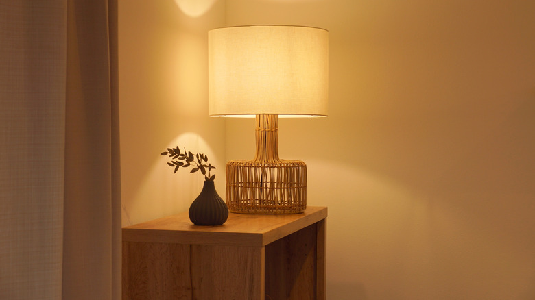 Một chiếc đèn và chiếc bình trên bàn