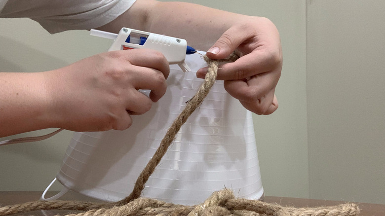 tay dán dây vào xô