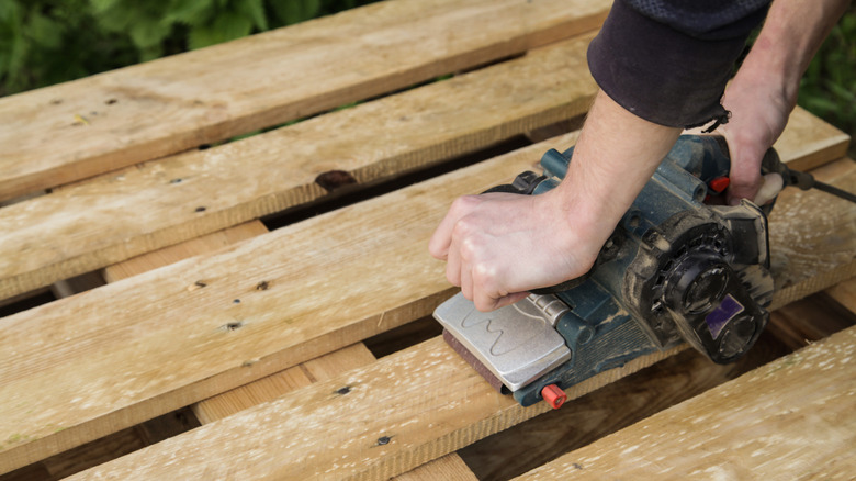 chà nhám pallet gỗ