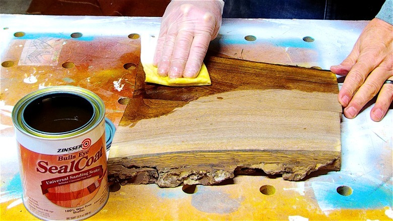 Hoàn thiện một mảnh gỗ bằng shellac Zinsser