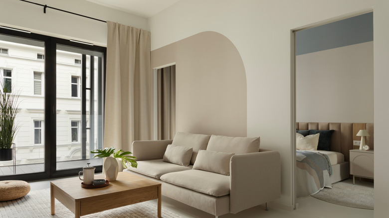 phòng khách có rèm ở giữa trần và mặt trên cửa sổ