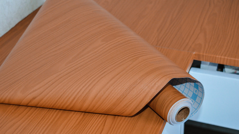 Bọc vinyl với vân gỗ giả cho mặt bàn