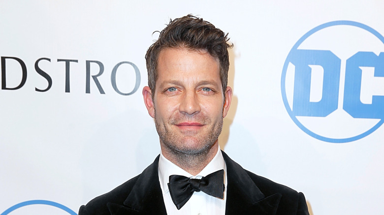 Nate Berkus tươi cười trên thảm đỏ sự kiện