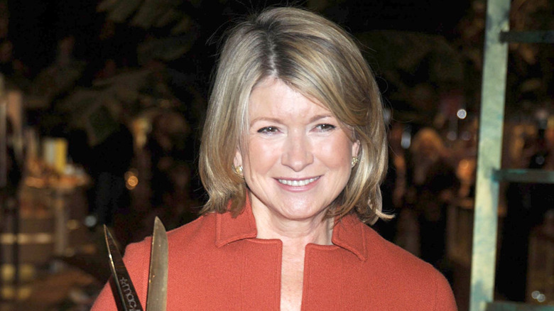 Martha Stewart với kéo cắt tỉa