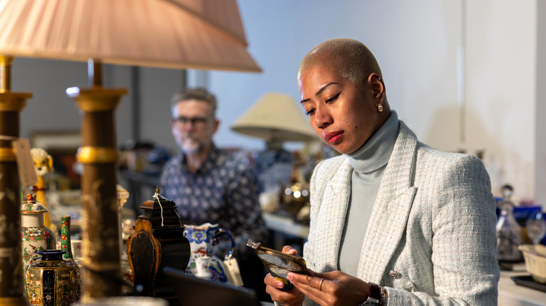 Người phụ nữ trong cửa hàng đồ cổ