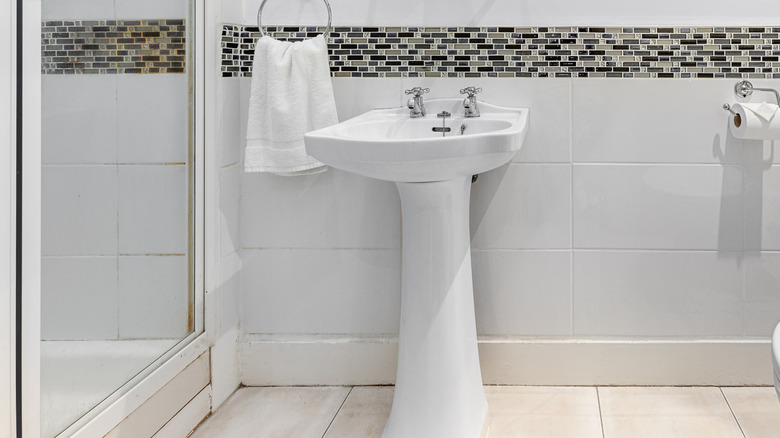 Bồn rửa có bệ đơn giản trong phòng tắm lỗi thời