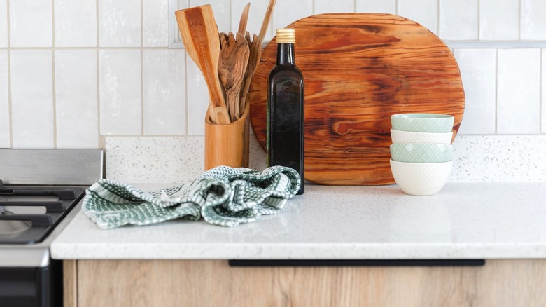 khăn lau bát đĩa ném trên mặt bàn bếp