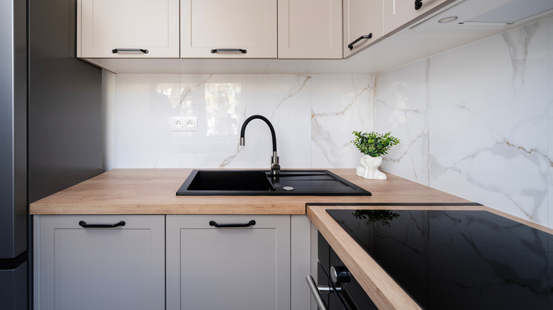 Nhà bếp nhỏ, tối giản với rất ít không gian quầy bếp