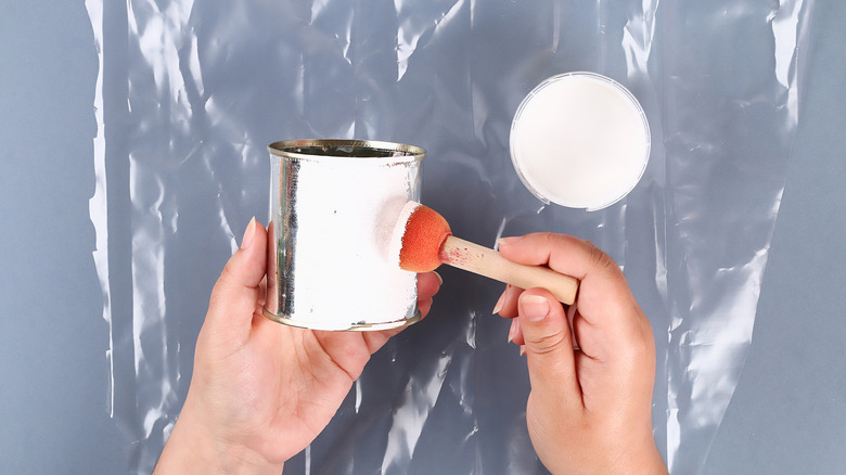 Tranh vẽ tay chiếc lon súp rỗng