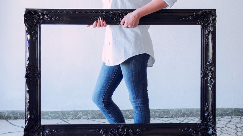 Người phụ nữ cầm khung trống khổng lồ