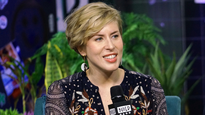 Erin Napier mỉm cười cầm micro trên talk show