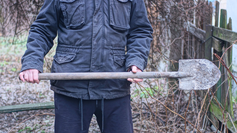 Người cầm xẻng có đầu rỉ sét